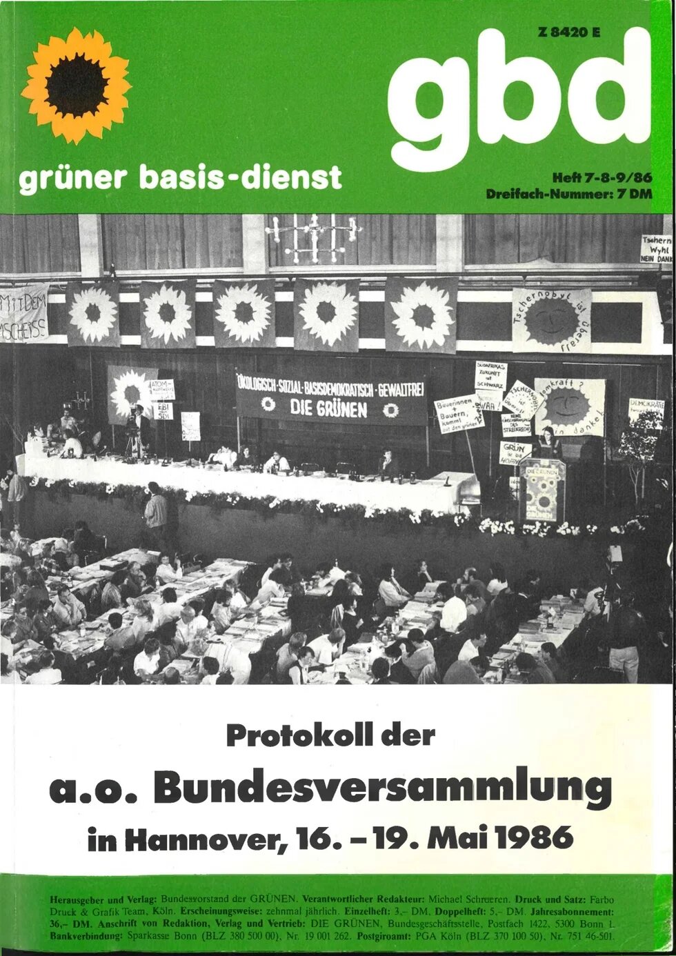 Das Foto zeigt das Deckblatt eines Protokolls, Textblöcke mit schwarz-weiß Aufnahme einer Versammlung mit zahlreichen Personen in einer Halle.