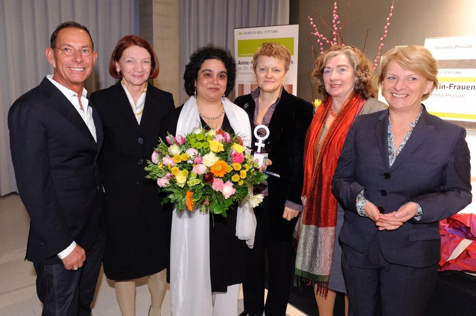 v.l.n.r.: Thomas Herrendorf, Jutta Wagner, Nivedita Prasad, Renate Künast, Michaele Schreyer, Barbara Unmüßig bei der Verleihung des Anne-Klein-Frauenpreises 2012 an Nivedita Prasad