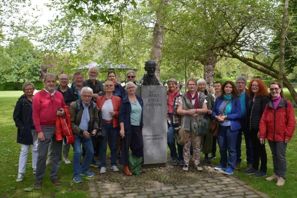 James Joyce inmitten der Gruppe