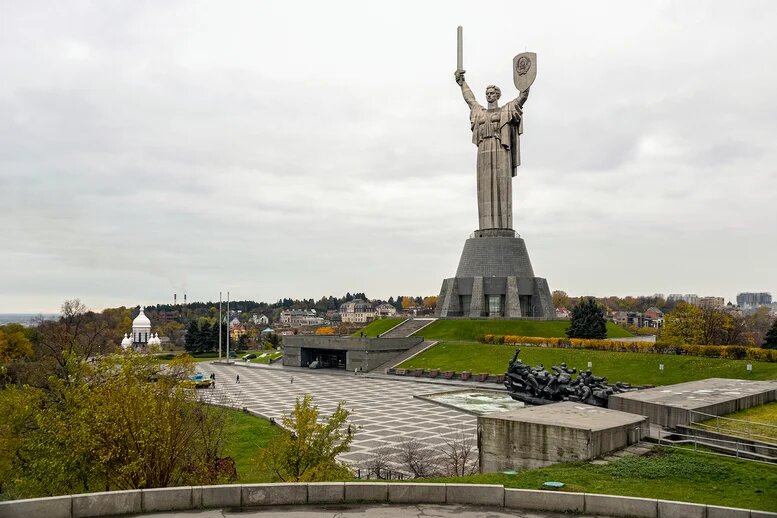 Das Mutterland-Denkmal in Kiew, das 1981 zu Ehren des Sieges des sowjetischen Volkes über den Nationalsozialismus im Zweiten Weltkrieg eingeweiht wurde. Im Jahr 2023 wurde das Wappen des Denkmals vom sowjetischen Wappen auf den ukrainischen Dreizack, das offizielle Emblem der Ukraine, umgestaltet. Foto aus dem Jahr 2017.