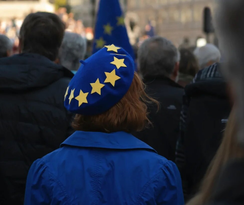Frau trägt EU Hut in blau mit Sternen.