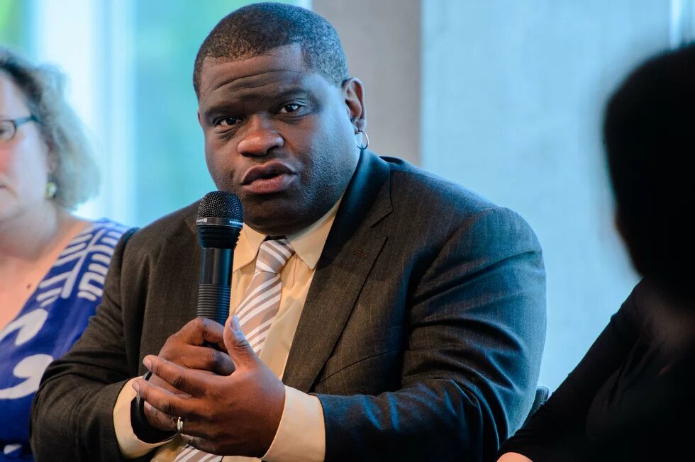 Gary Younge redet mit einem Mikrofon in der Hand