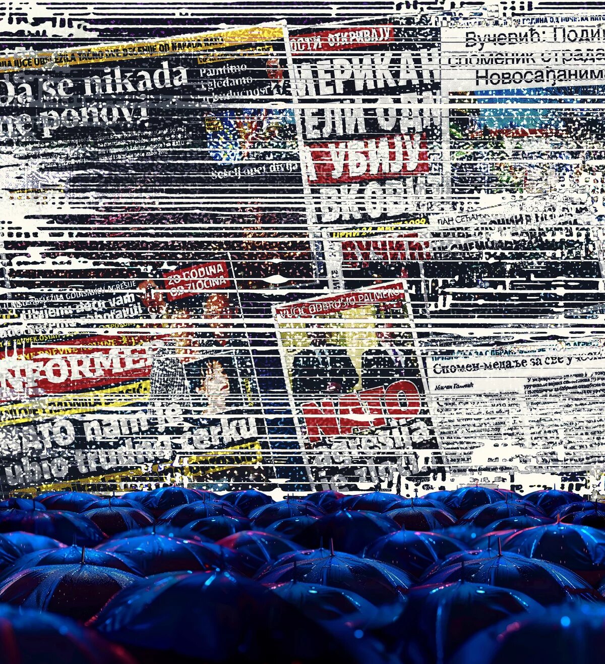 Zeitungsfragmente mit serbischem Text, darunter ein Meer von blauen Regenschirmen.