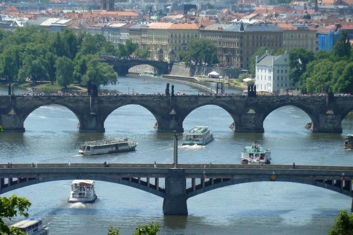 Brücken über die durch Prag fließende Moldau