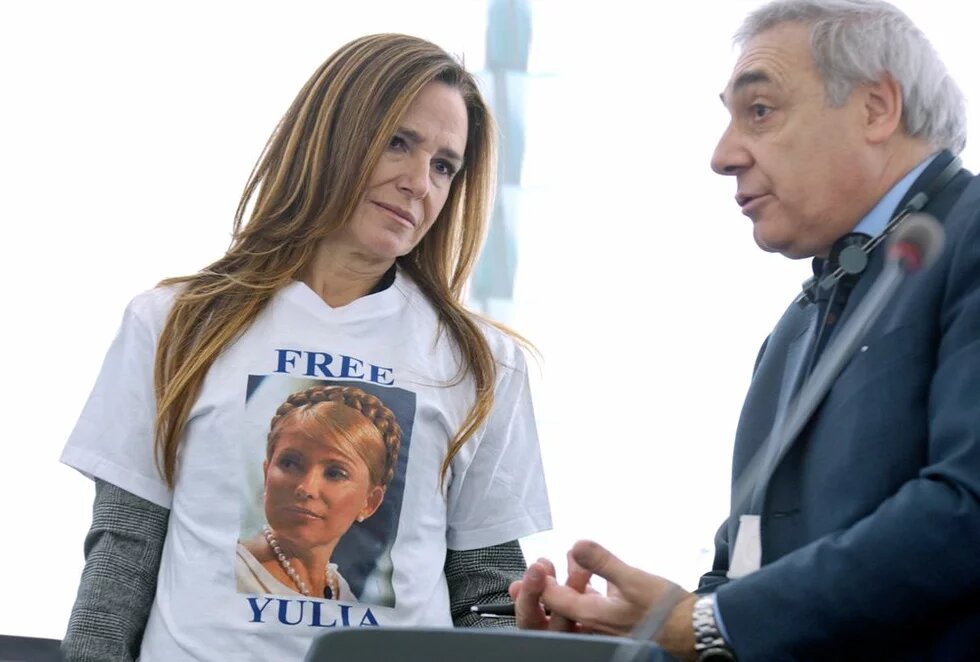 Frau mit der T-Shirt-Aufschrift "free yulia"