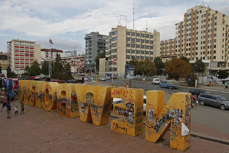 Symbol der Unabhängigkeit des Kosovo in Priština Schriftzug "NEWBORN"