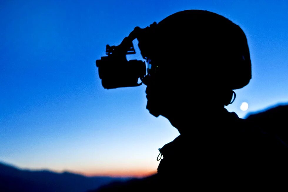 Whistleblower ist eine Person, die für die Allgemeinheit wichtige Informationen aus einem geheimen oder geschützten Zusammenhang an die Öffentlichkeit bringt.