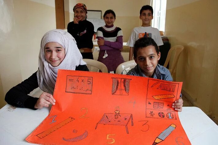 Syrische Kinder in der Schule im Libanon Kinder mit einem gemalten Bild im Klassenraum