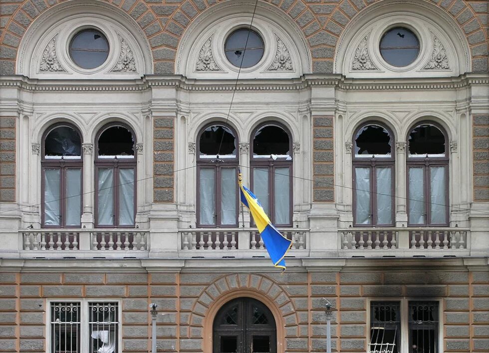 Regierungsgebäude in Bosnien-Herzegowina Regierungsgebäude in Bosnien-Herzegowina mit eingeworfenen Fenstern
