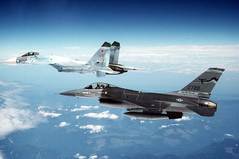 Sowjetischer Su-27 Flanker und US-amerikanische F-16A Fighting Falcon Zwei Kampfflugzeuge nebeneinander in der Luft