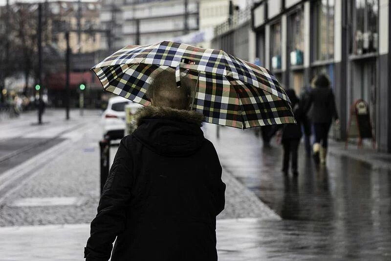 Ältere Frau mit Regenschirm Ältere Frau mit Regenschirm