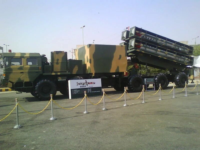 Babar Cruise Missile Vier pakistanische Marschflugkörper auf einem Transporter.