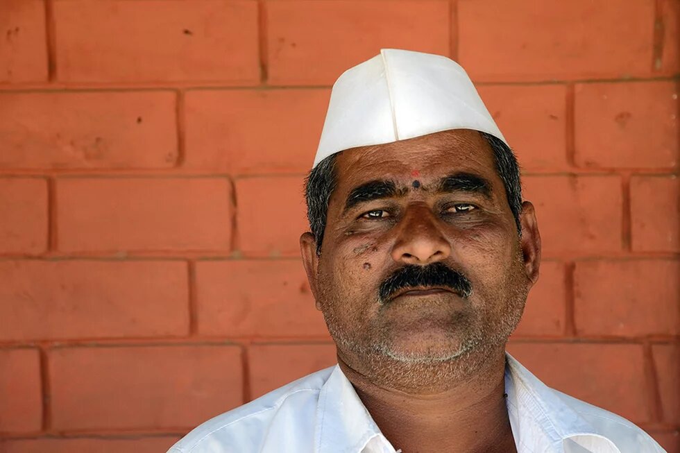 Bauer Pandurang Didhe aus Kolwan trägt eine weiße Schiffchenmütze – eine Kopfbedeckung, die die Sympathisanten der Aam Aadmi-Partei aufhaben Bauer Pandurang Didhe aus Kolwan trägt eine weiße Schiffchenmütze – eine Kopfbedeckung, die die Sympathisanten der Aam Aadmi-Partei aufhaben