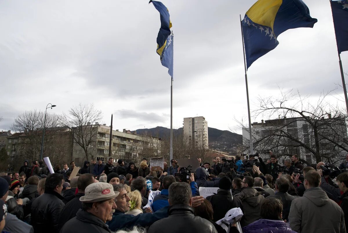 Protestierende versammeln sich in Sarajevo