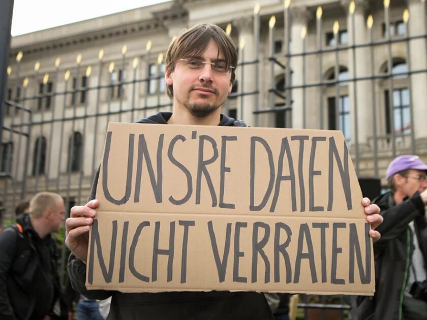 Meldedaten_12-09-21-11 Demonstrant vor dem Bundesrat bei der campact-Demo "Meldedaten-Datenkrake" am 12. September 2012