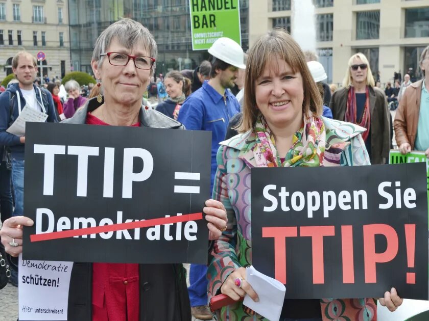 Bündnis UnfairHandelbar: Protest gegen TTIP am 6.5. in Berlin Demonstrantinnen auf einer Kundgebung gegen TTIP und CEFTA unter dem Motto "Zivilgesellschaft macht Dampf gegen den Konzern-Deal" vor dem Brandenburger Tor in Berlin (6. Mai 2014)