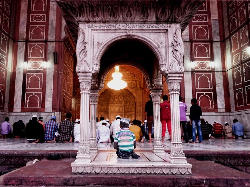 Praying alone Männer beim Gebet in Indiens größter Moschee Jama Masjid