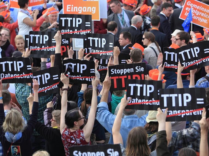 TTIP Flashmob Hamburg Demonstrant/innen bei einem TTIP-Flashmob in Hamburg
