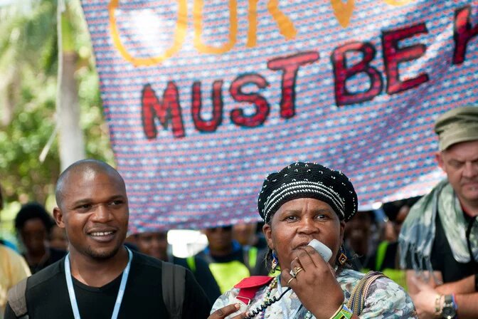 Protestierende m Rahmen des UN-Klimagipfels 2011 in Durban, Südafrika Protestierende m Rahmen des UN-Klimagipfels 2011 in Durban, Südafrika