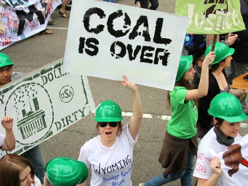 Coal is over Aktivist/innen bei einer Demo gegen Kohle in Washington (19.4.2011)