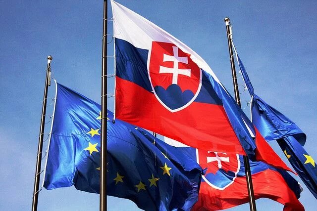 Flagge der Slowakei und der Europäischen Union Flagge der Slowakei und der Europäischen Union