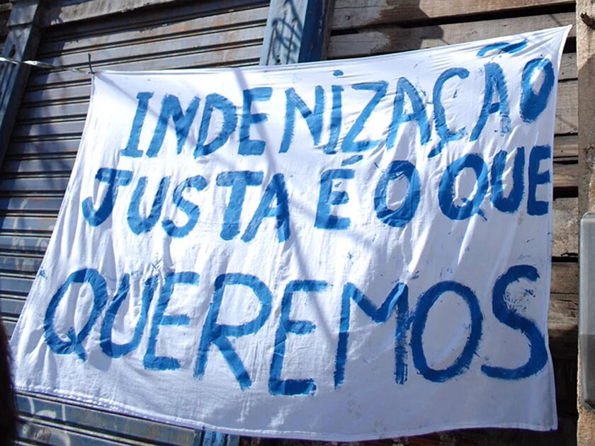 "Wir wollen unsere Entschädigungszahlungen" steht auf diesem Aushang in der Nachbarschaft der Siedlung Campinho im Norden Rio de Janeiros "Wir wollen unsere Entschädigungszahlungen" steht auf diesem Aushang in der Nachbarschaft der Siedlung Campinho im Norden Rio de Janeiros