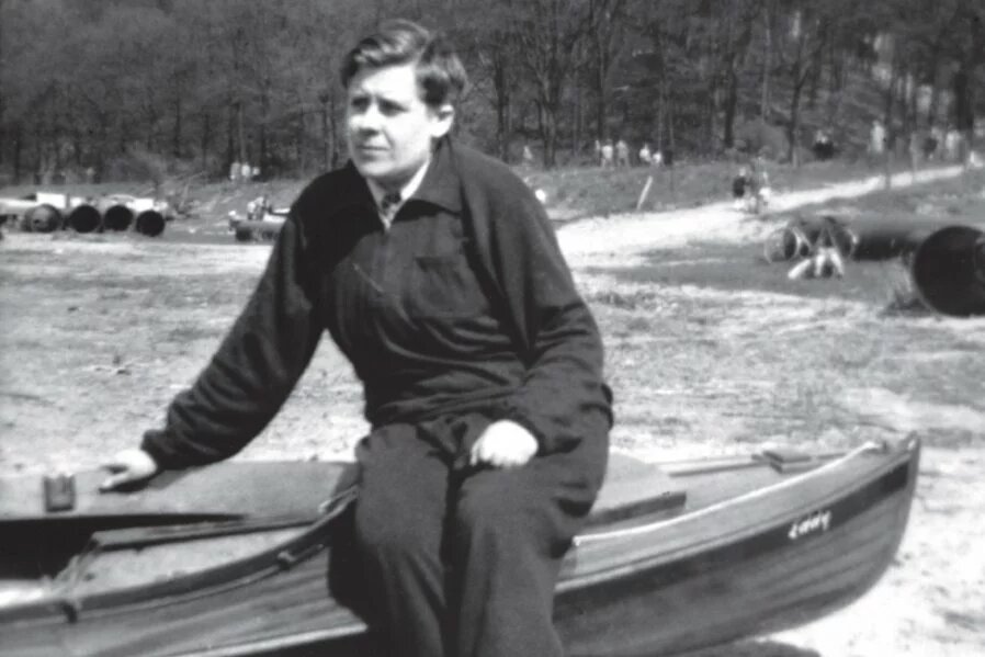 Hilde Radusch in einem Boot im Jahre 1941