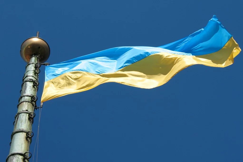 Ukrainische Flagge weht im Wind Ukrainische Flagge weht im Wind