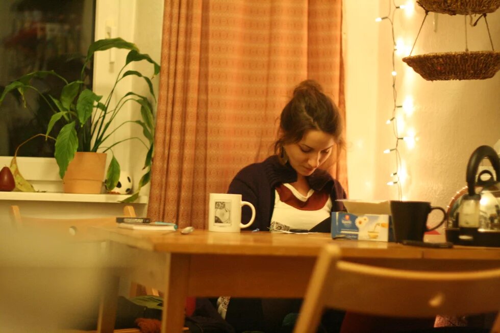 Die Erbin am Küchentisch ihrer Wohnung Die Erbin am Küchentisch ihrer Wohnung