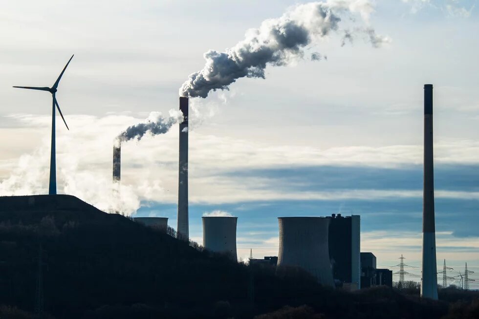 Steinkohlekraftwerk Scholven Windrad neben Streinkolhekraftwerk