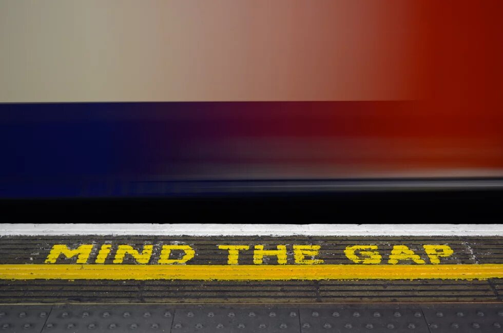 Schriftzug: MIND THE GAP