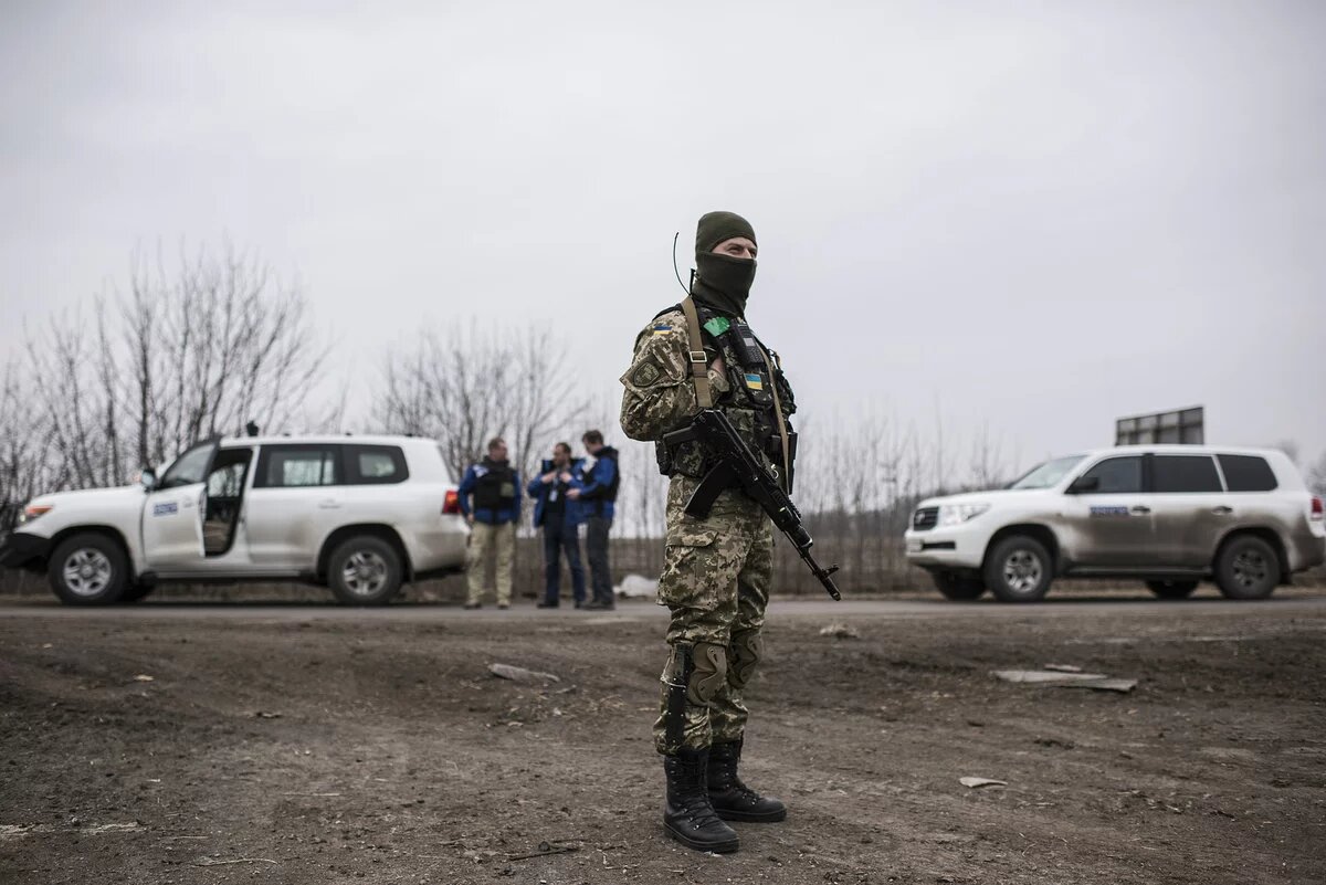 Beobachter der OSZE bei einer Stellung der ukrainischen Truppen im März 2015 Beobachter der OSZE bei einer Stellung der ukrainischen Truppen im März 2015