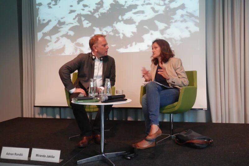 Adnan Rondic und Miranda Jakisa im Gespraech Adnan Rondic und Miranda Jakisa im Gespraech