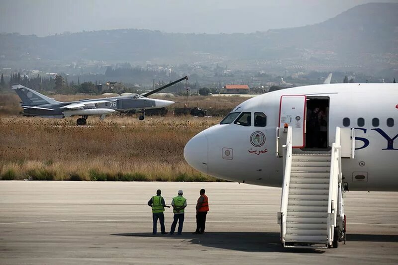 Fluhhafen von Latakia, Syrien Flugzeug der Russsichen Luftwaffe und ziviler Airbus.