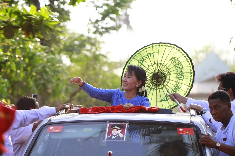 Aung San Suu Kyi in car Aung San Suu Kyi in car
