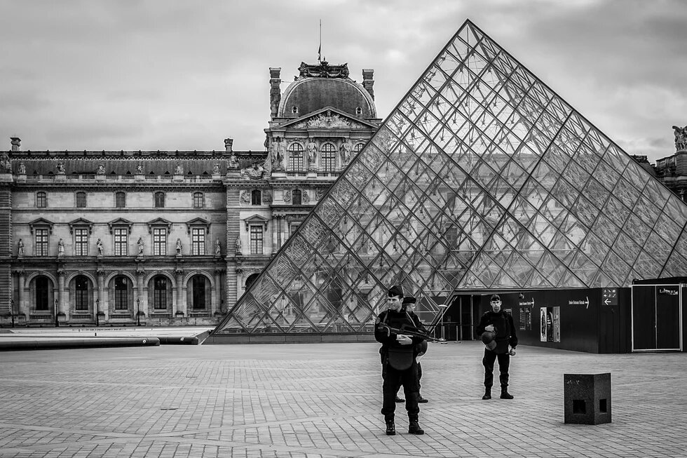 Polizist vorm Louvre Polizist vorm Louvre