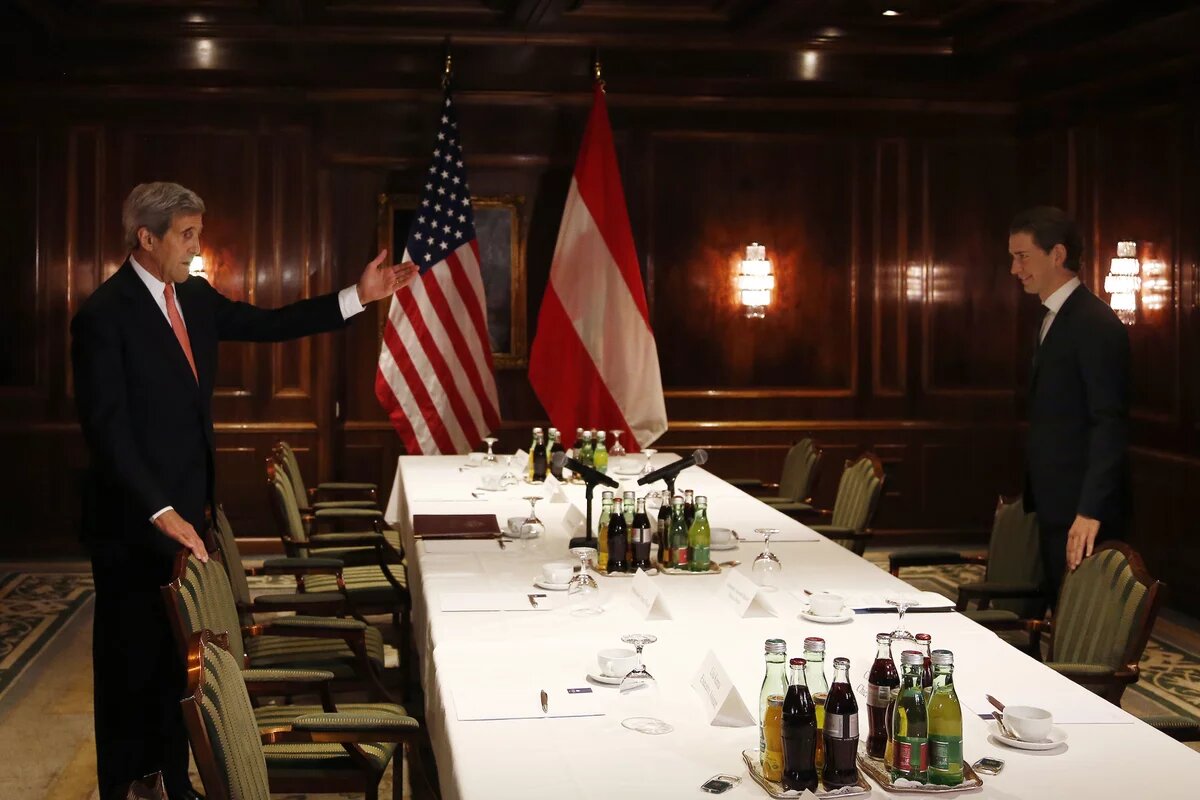US-Außenminister John Kerry und Österreichs Außenminister Sebastian Kurz im Gespräch, während der Syrien-Konferenz in Wien (Okt. 2015). Dass die USA, Österreich, Deutschland oder Russland am Ende bei der Stabilisierung Syriens mitsprechen, bezweifelt Dr. Talal Nizameddin, Russland-Experte an der Amerikanischen Universität in Beirut US-Außenminister John Kerry und Österreichs Außenminister Sebastian Kurz im Gespräch, während der Syrien-Konferenz in Wien (Okt. 2015).