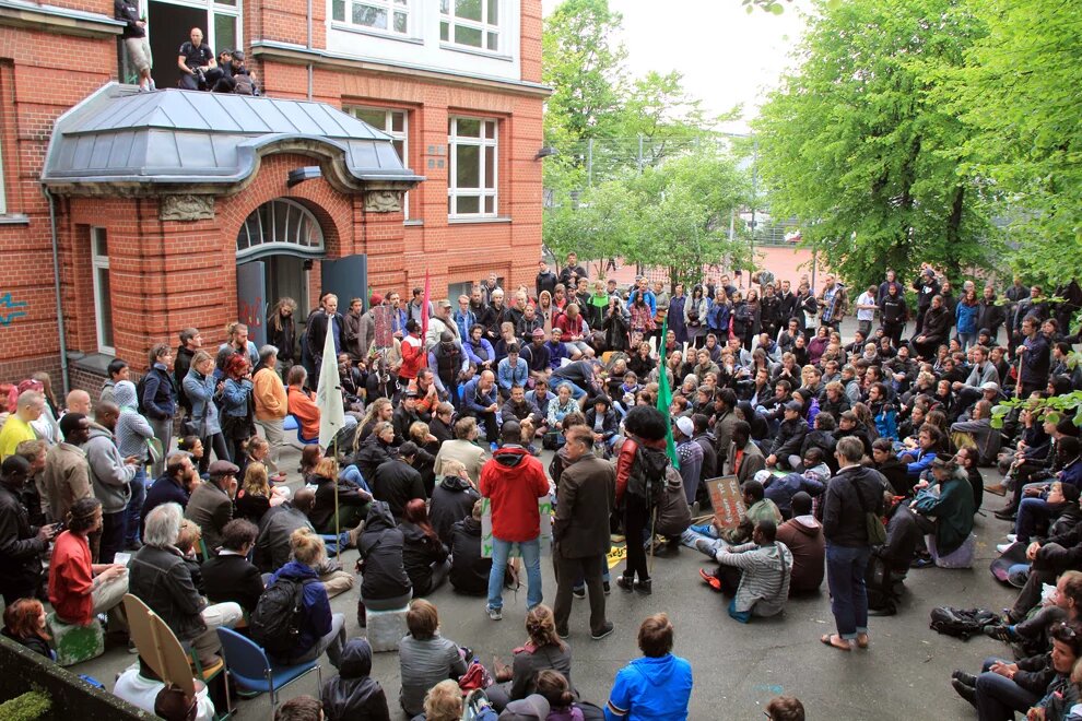 Ein Willkommenszentrum für Flüchtlinge in einer leerstehenden Schule in Hamburg Ein Willkommenszentrum für Flüchtlinge in einer leerstehenden Schule in Hamburg