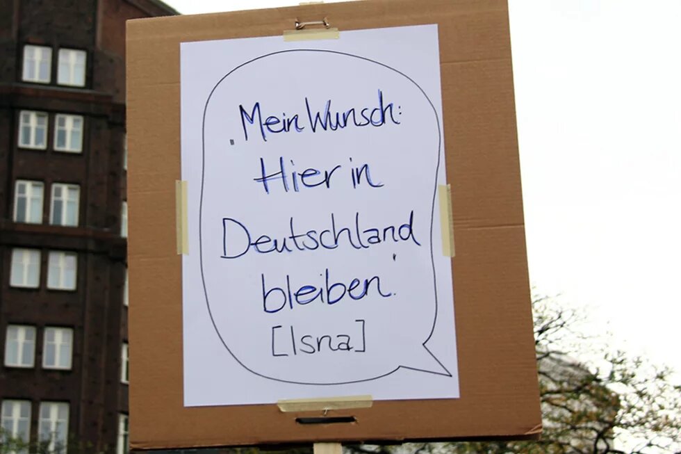 Refugees Welcome means Equal Rights for all - Demonstration Hamburg 14.11.2015 Plakat mit der Aufschrift "Mein Wunsch: Hier in Deutschland bleiben (Isna)"