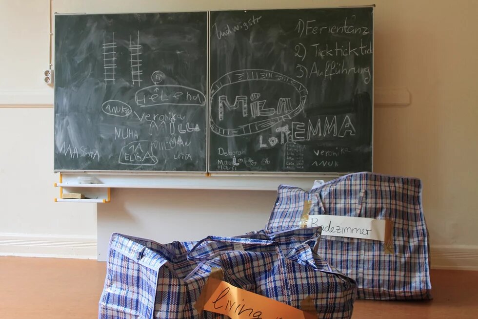 Spenden für Geflüchtete in einem Klassenzimmer Spenden für Geflüchtete in einem Klassenzimmer