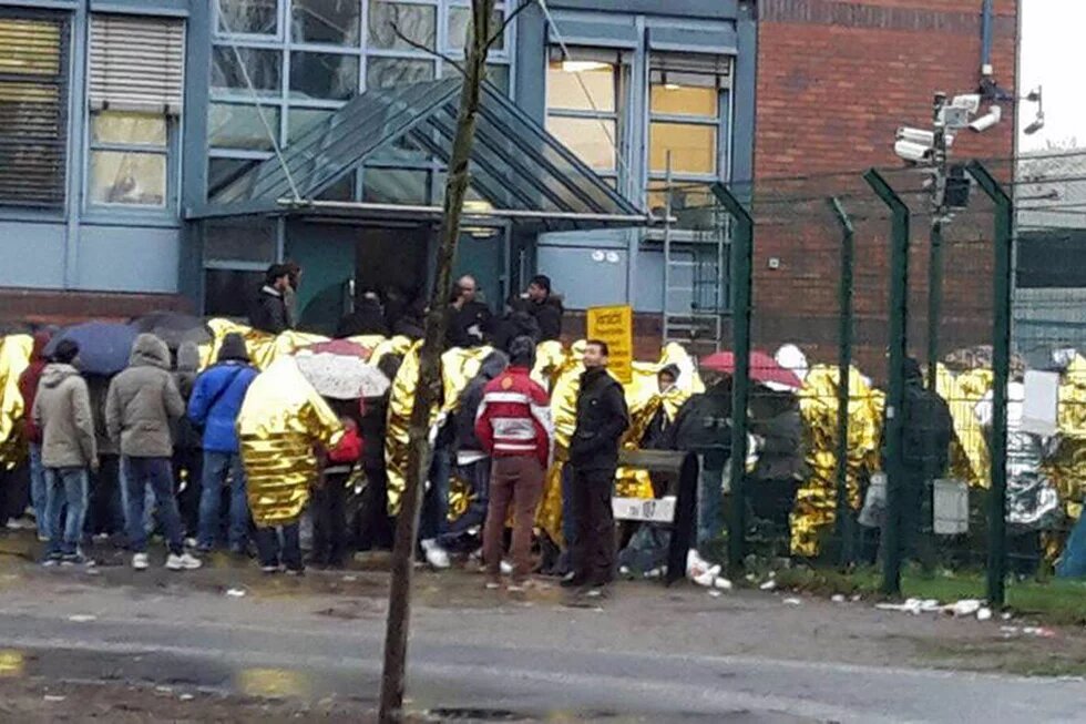 Frierende Menschen vor dem Lageso in Berlin Frierende Menschen vor dem Lageso in Berlin