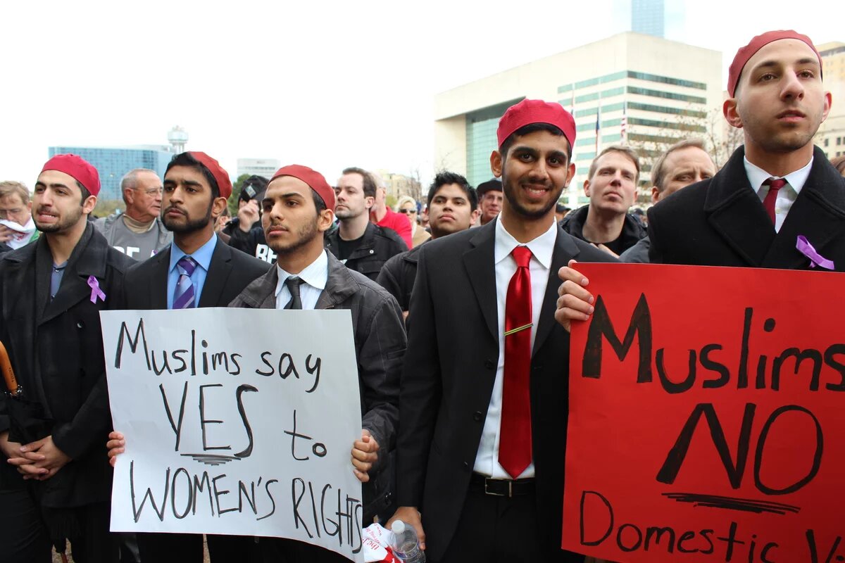 Muslimische Männer sprechen sich, bei einer Demo 2013 in Dallas (Texas, USA), gegen Gewalt an Frauen aus: „Muslime sagen Ja zu Frauenrechten“. Muslimische Männer sprechen sich, bei einer Demo 2013 in Dallas (Texas, USA), gegen Gewalt an Frauen aus: „Muslime sagen Ja zu Frauenrechten“.