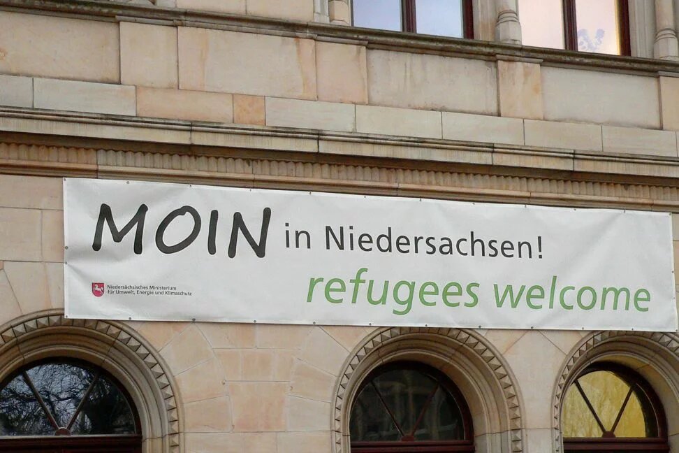 Transparent mit der Aufschrift „Moin in Niedersachsen! refugees welcome" e“ "