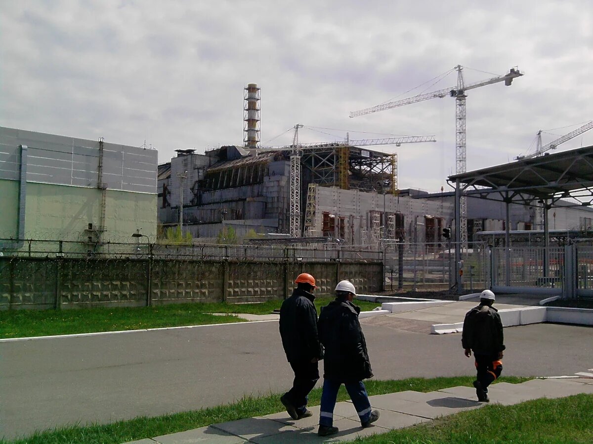 Arbeiter vor dem Katastrophenreaktor im April 2015 - Der Reaktor erhält derzeit eine neue Schutzhülle Arbeiter vor dem Katastrophenreaktor im April 2015 - Der Reaktor erhält derzeit eine neue Schutzhülle