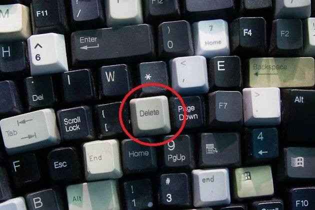 Mehrere Computertasten, dicht gestapelt. Die "Delete"-Taste ist rot eingekreist.