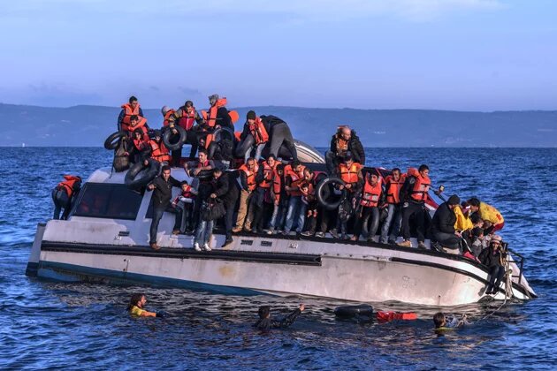 Syriische und irakische Geflüchtete ereichen Skala Sykamias auf der Insel Lesbos Syriische und irakische Geflüchtete ereichen Skala Sykamias auf der Insel Lesbos