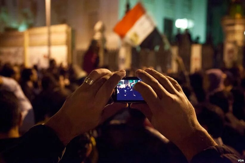 Demonstranten in der Nähe des Präsidentenpalast in Kairo 2012 im Protest gegen die Verfassungsentwürfe. Versammlung von Gegnern des Verfassungsentwurfs in der Nähe des Präsidentenpalastes