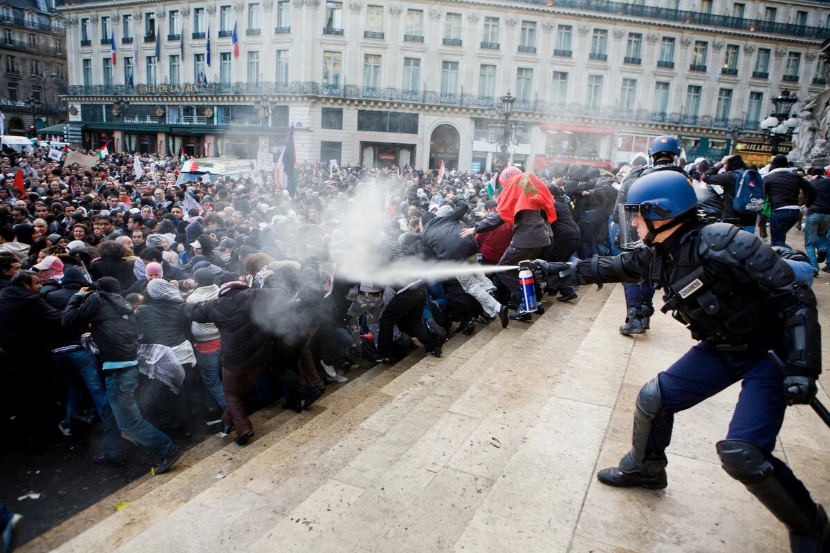 Riot Police assault on the Opera House Policeman uses pepper spray against protesters in France