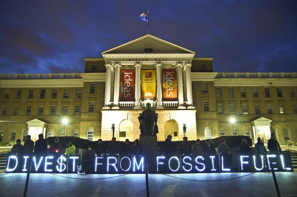 Divest From Fossil Fuels UW Proteste an der Univerität Wisconsin, Beteiligungen an Energieunternehmen mit fossiler Energie als Geschäftsbereich eich aufzugeben