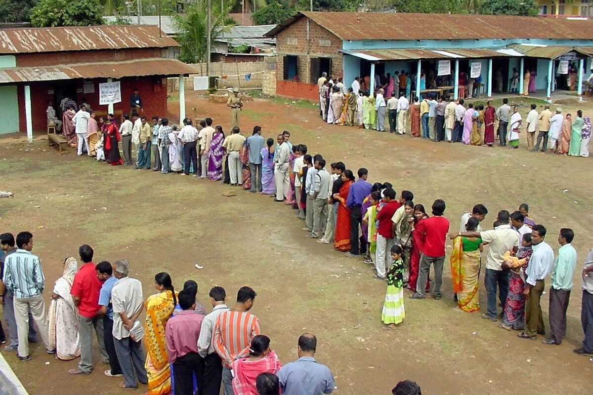 Warteschlagen vor dem Wahllokal in Guwahati, Assam. Warteschlagen vor dem Wahllokal in Guwahati, Assam.